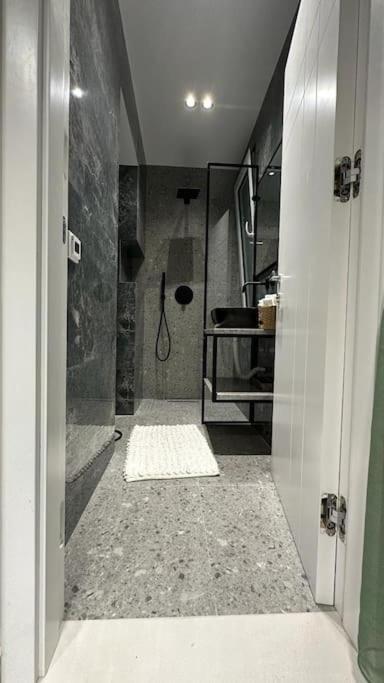 Host Apartament Elio Tirana Kültér fotó