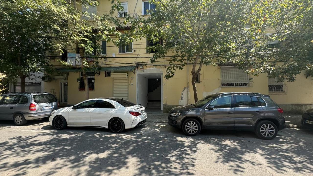 Host Apartament Elio Tirana Kültér fotó